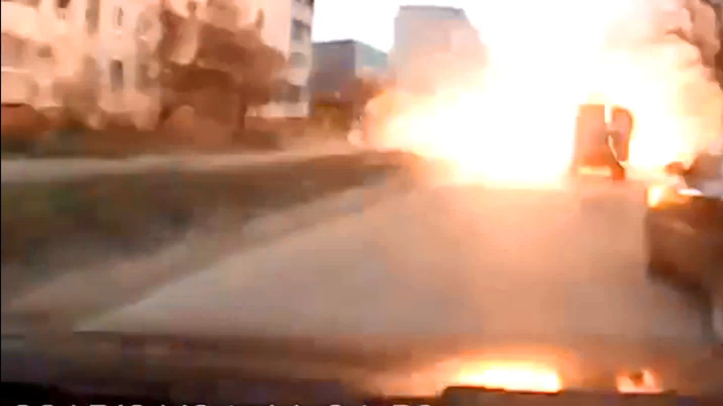 Eine Autokamera filmt eine Explosion in Mariupol in der Ukraine.