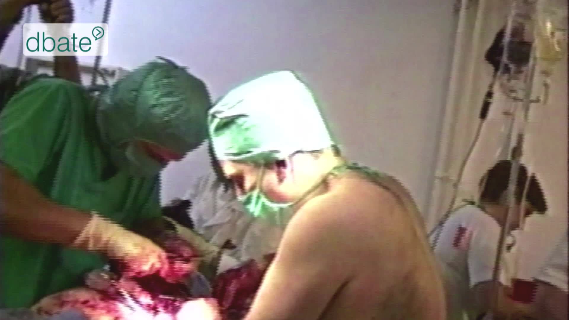 Zwei Ärzte operieren im Kroatien-Krieg 1994.