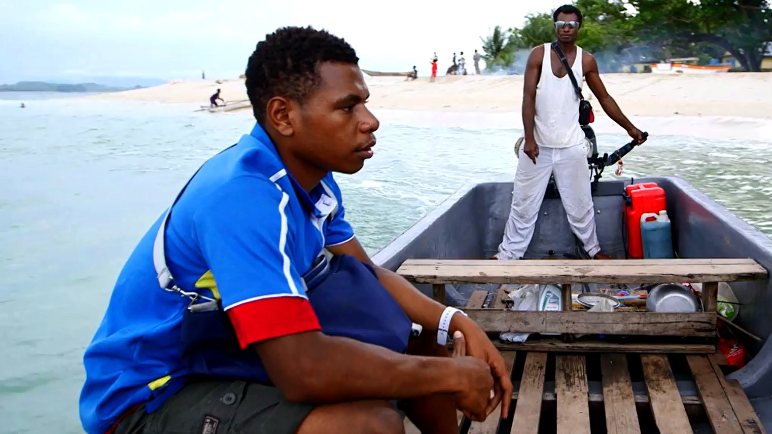 Ein Mann sitzt in Papua-Neuguinea in seinem Boot.