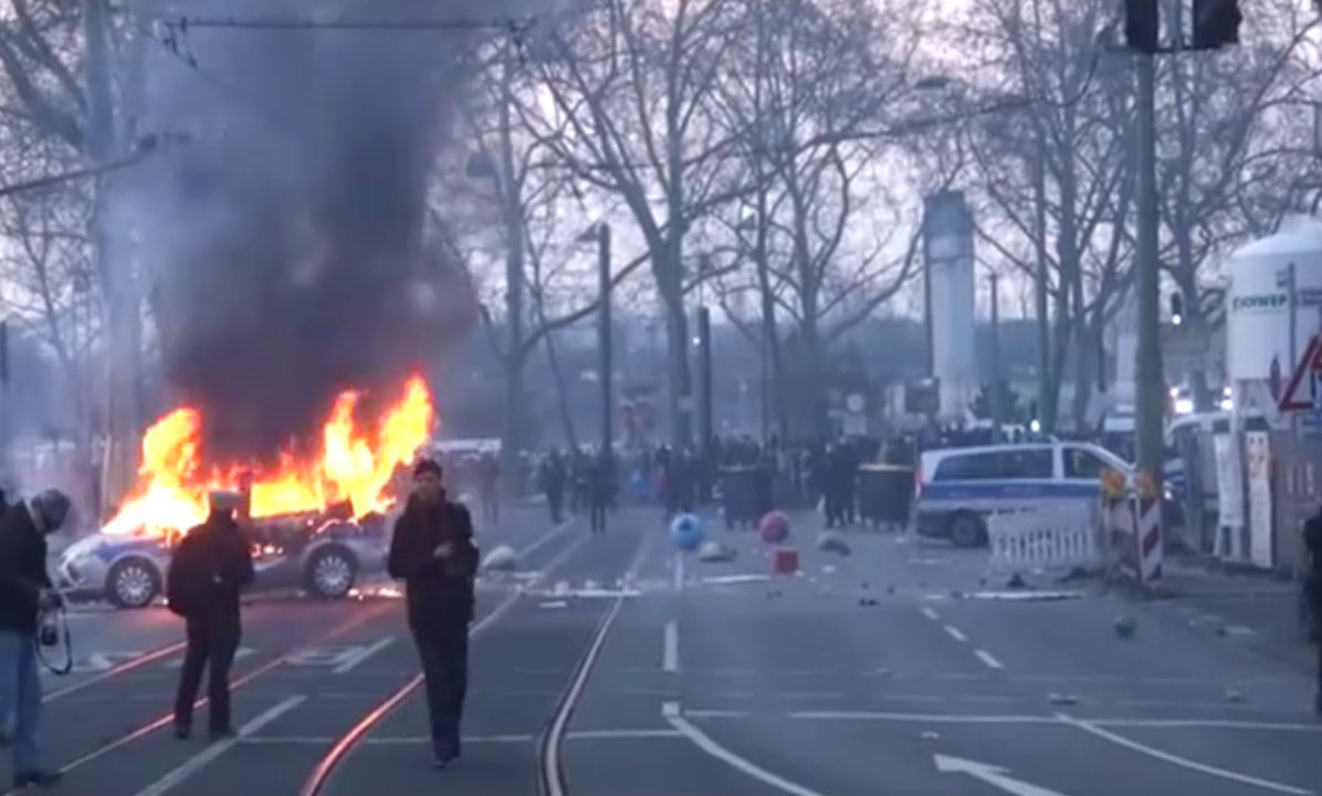 Brennender Polizeiwagen in Frankfurt bei den Blockupy-Protesten in Frankfurt