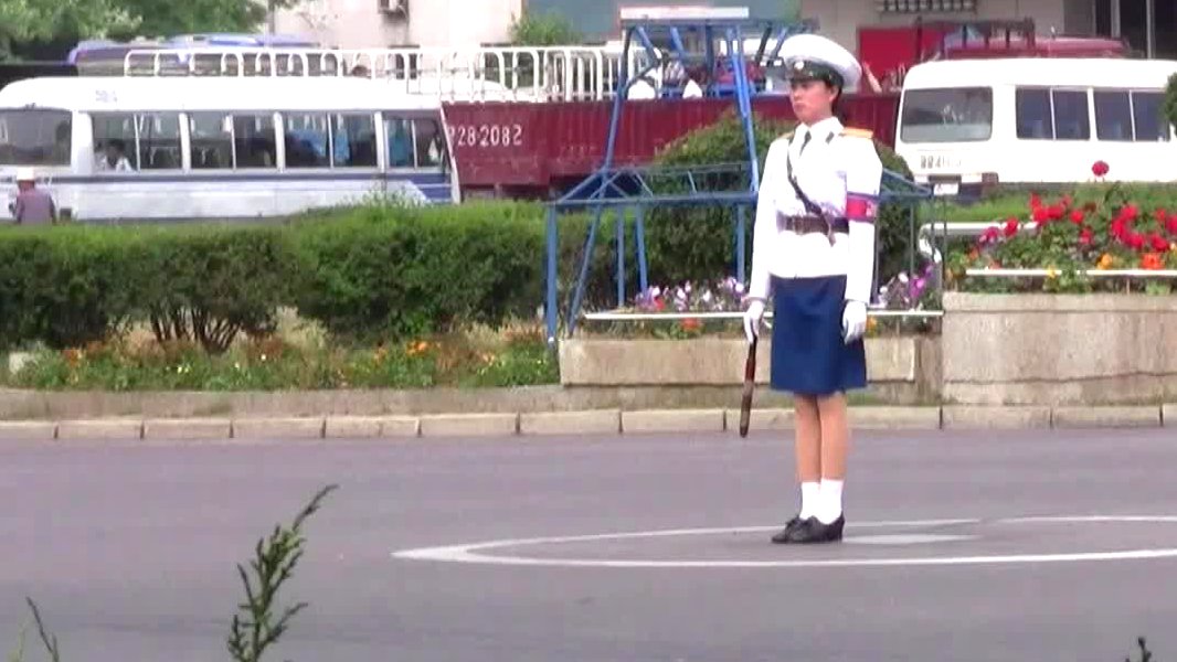 Eine Verkehrspolizisten in Pjöngjang, Nordkorea.