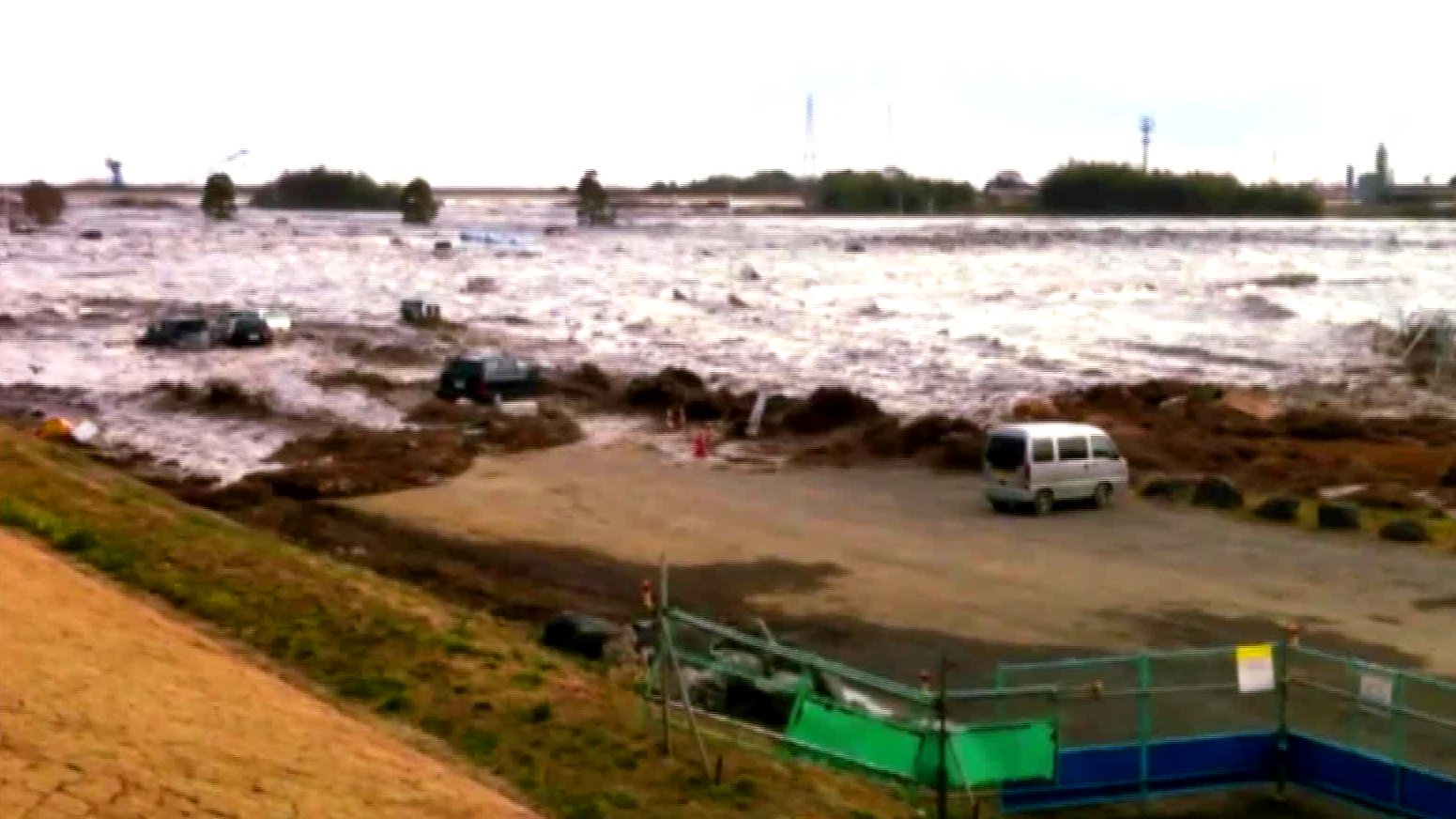 Tsunami-Welle rollt 2011 auf Japan zu.