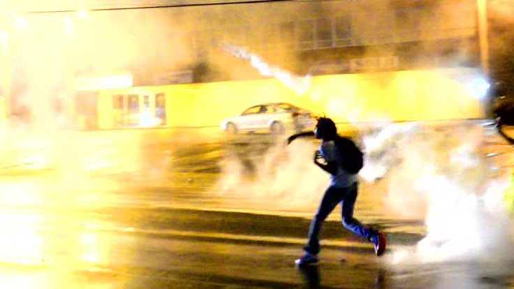 Ein US-Demonstrant wirft einen Tränengasgranate.