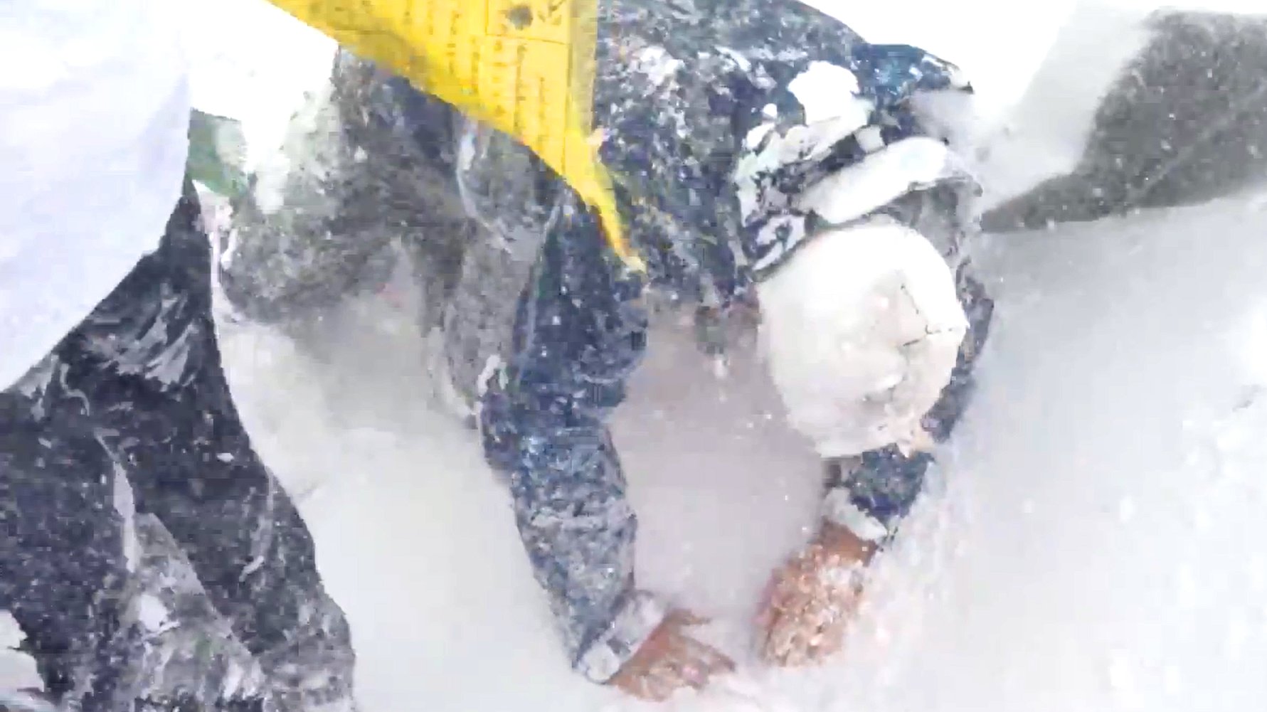 Ein Mann liegt im Everest-Basecamp im Schnee, 2015.