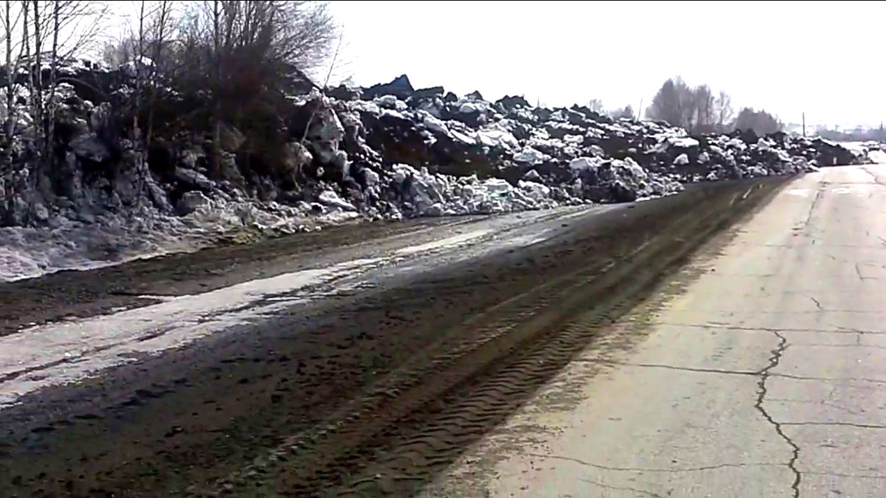 Erdrutsch aus Schnee und Erde in Russland.