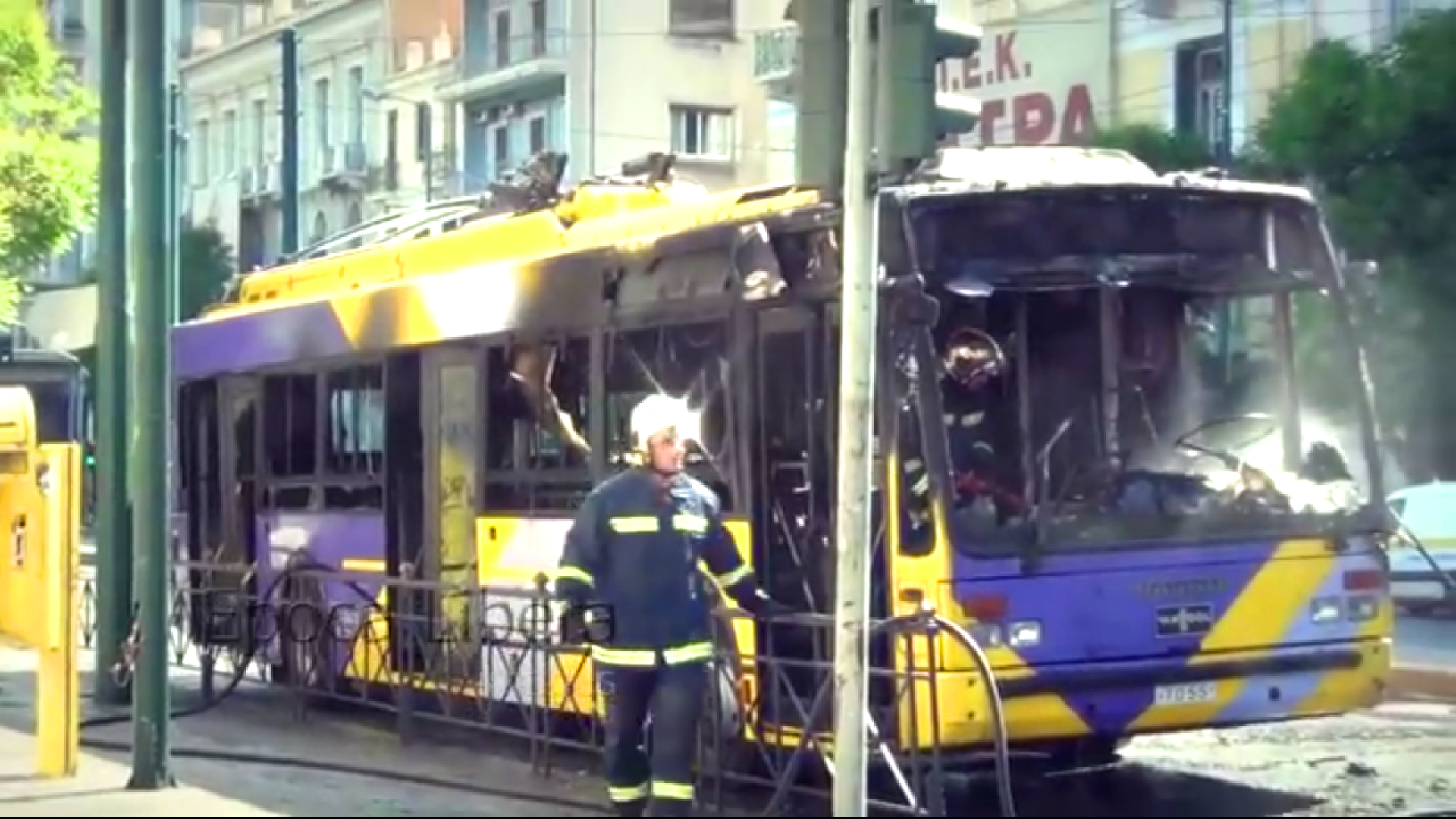 Ausgebrannter Bus in Athen, Griechenland