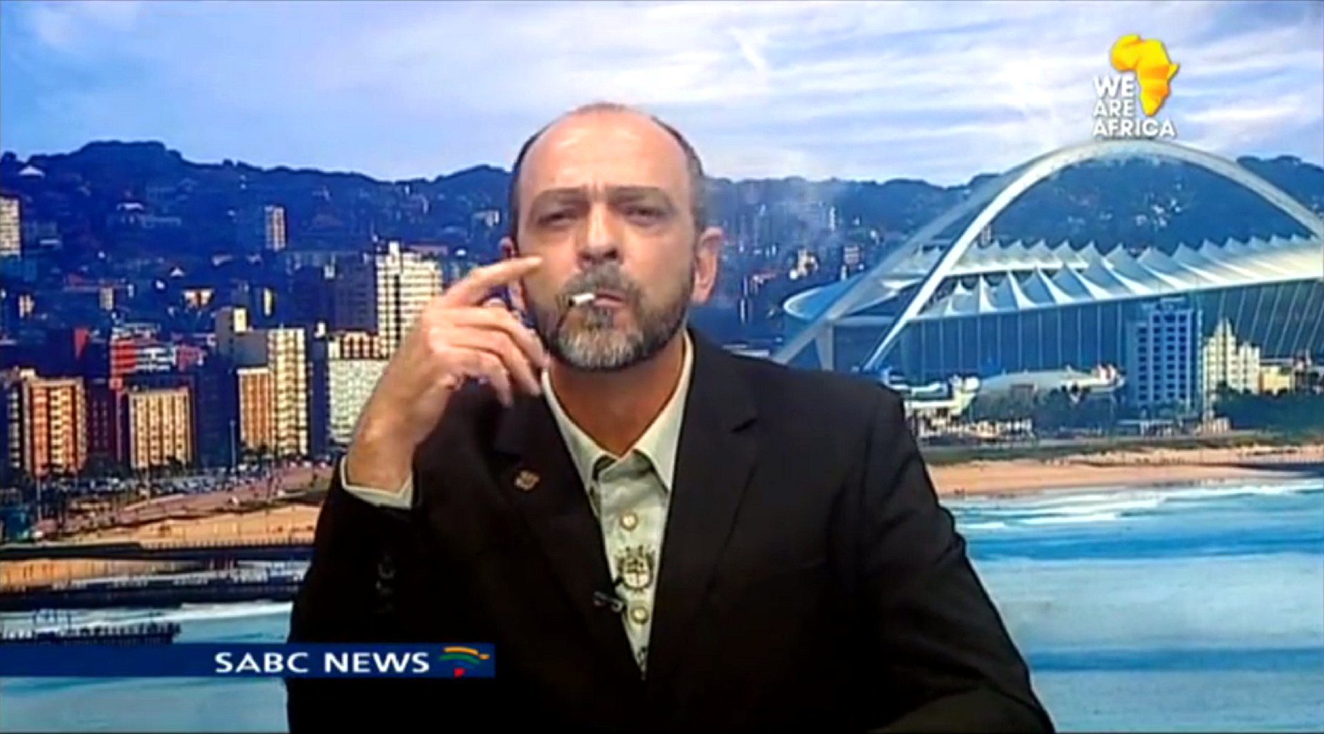 Sehr medienwirksam zündete sich Andre du Plessis, Leiter der südafrikanischen Cannabis Working Group, während eines live Interviews mit dem südafrikanischen Fernsehsenders (SABC Newsroom Show) eine tüte an.