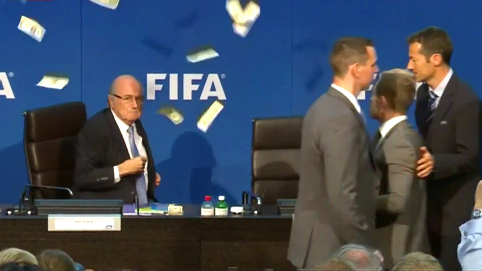 FIFA-Präsident Sepp Blatter erhält einen Geldregen von Lee Nelson, 2015.