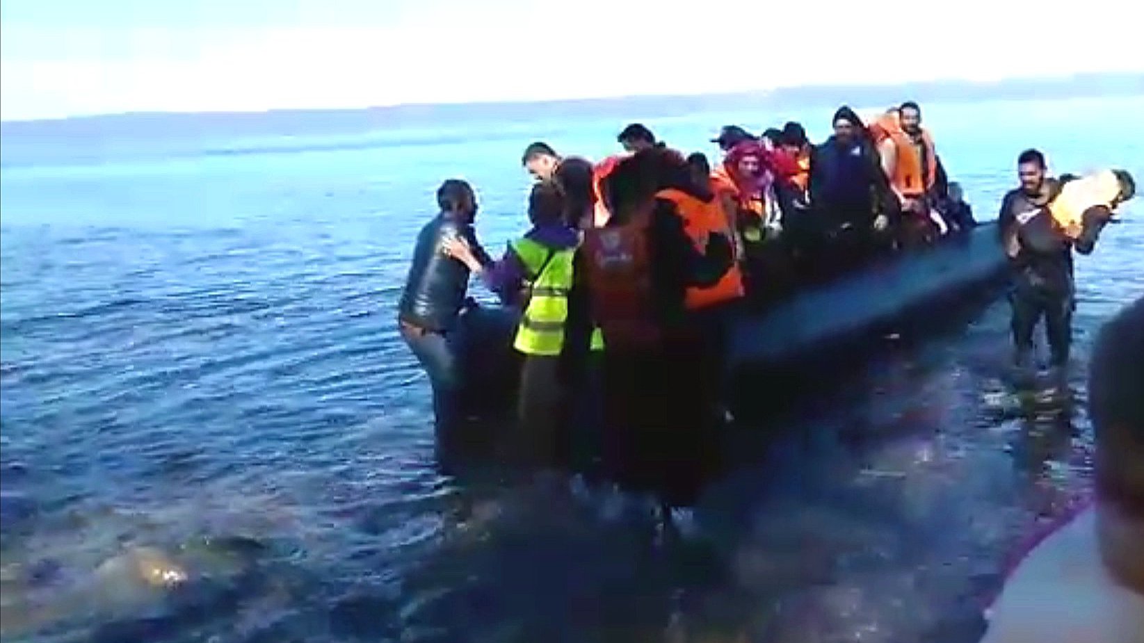 Flüchtlinge kommen im Boot auf der Insel Lesbos an