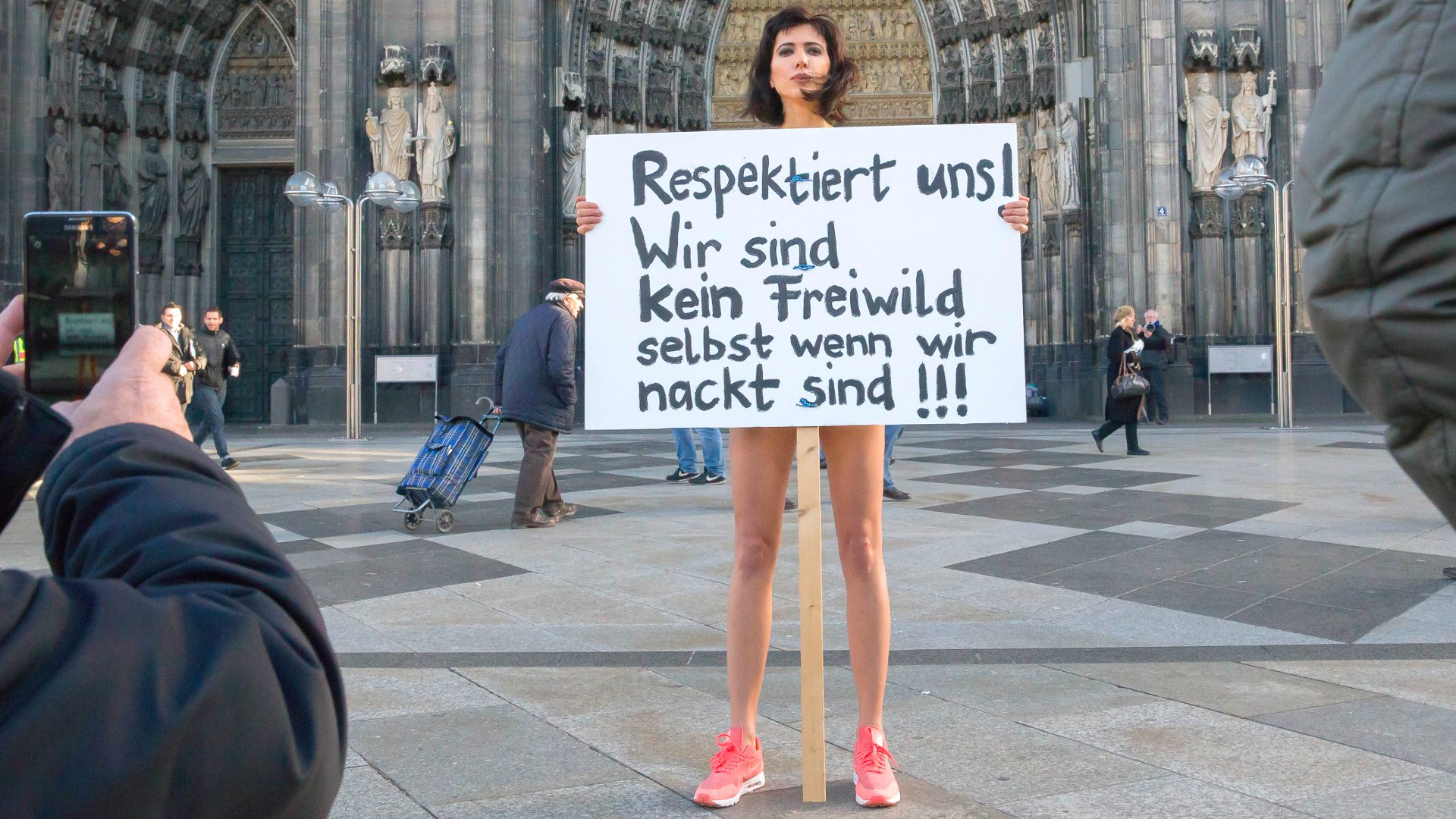 Nacktkünstlerin Milo Moiré protestiert nackt am Kölner Dom, Januar 2016. 