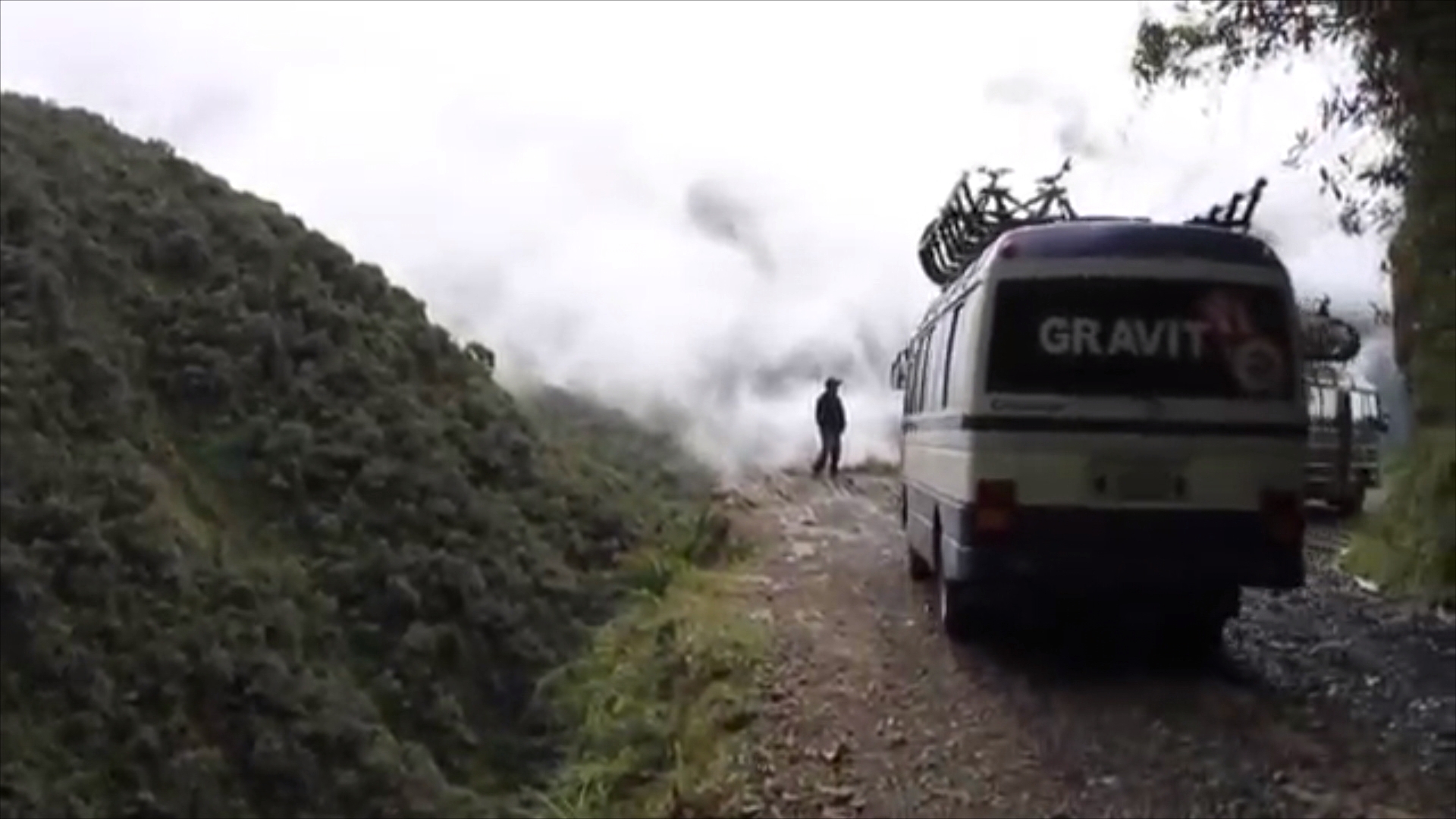 Videotagebuch Boliviens Todesstraße - Fahrt in den Abgrund: Busse fahren auch die enge Todesstraße entlang