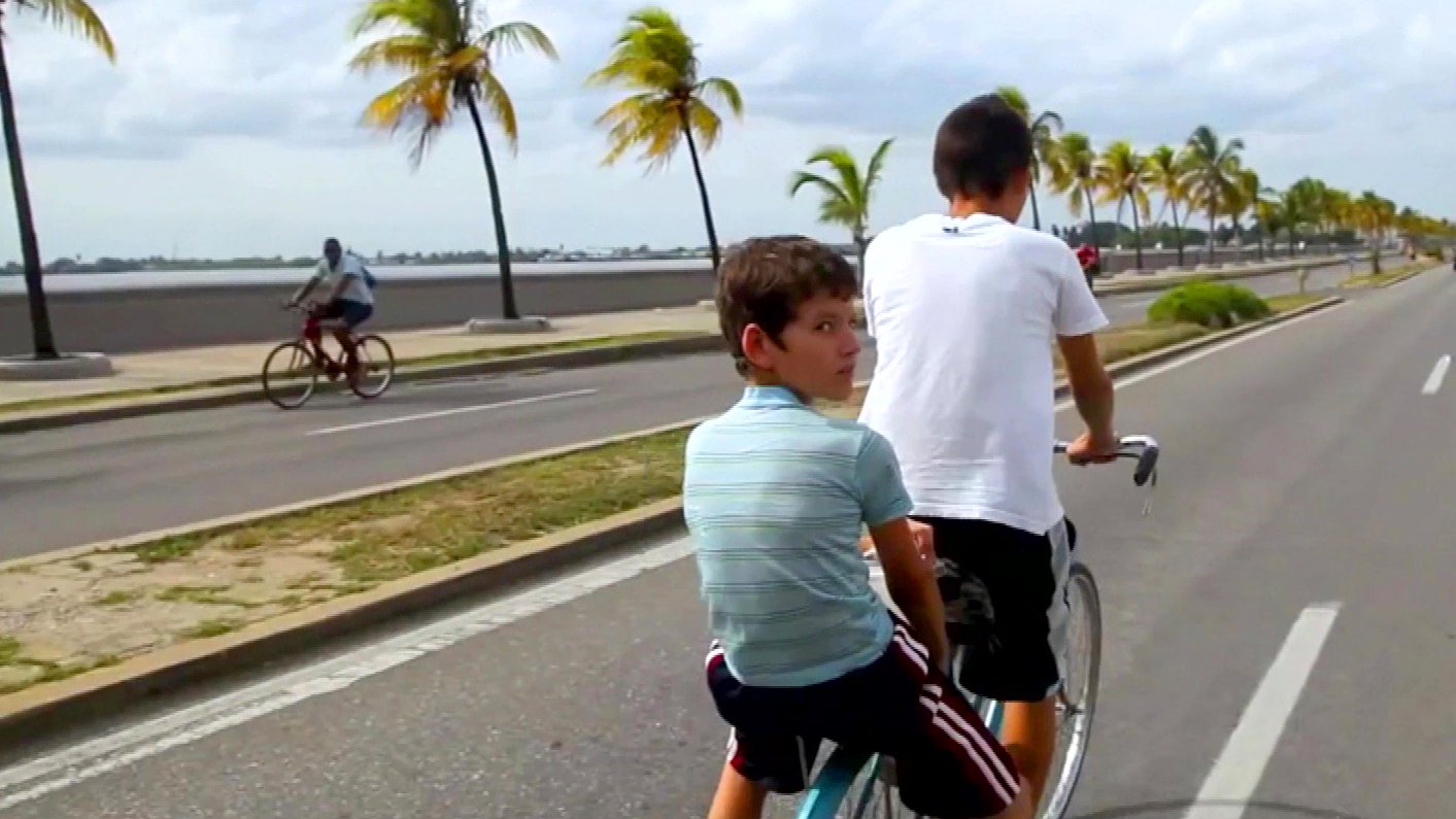 Videotagebuch Mein Kuba - Leben im Sozialismus: Kinder fahren auf einem Fahrrad