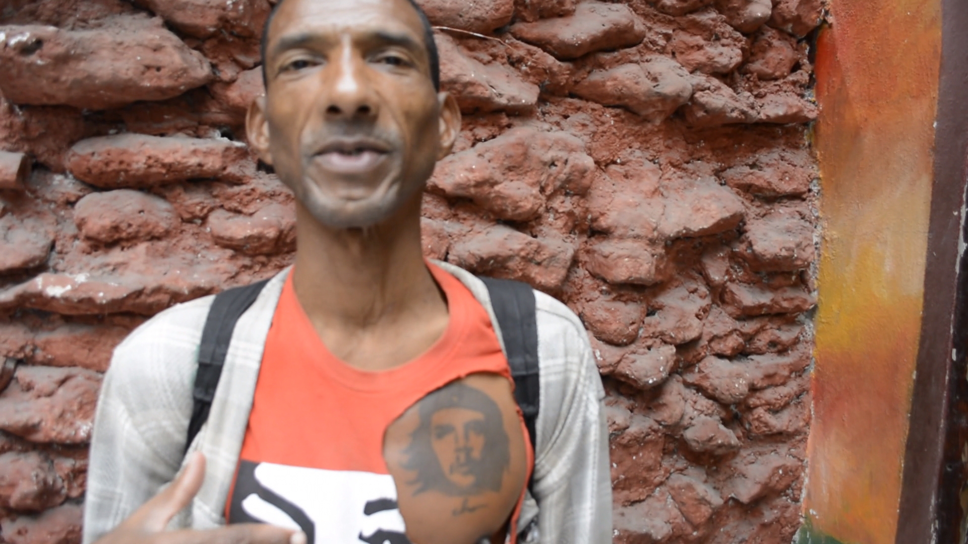 Videotagebuch Mein Kuba - Leben im Sozialismus: Kubaner mit Che Guevara-Tattoo auf der Brust