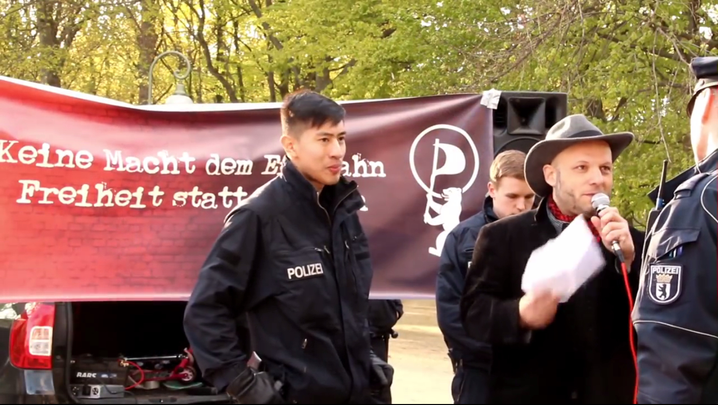 Polizisten nehmen Bruno Kramm in Berlin fest, 2016