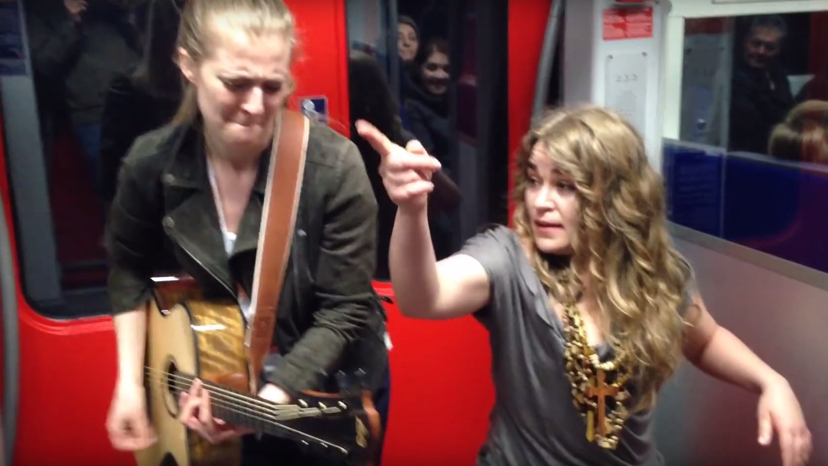 FLASH: Virales Video aus der Frankfurter Bahn, Straßenmusikerinnen singen Kiss