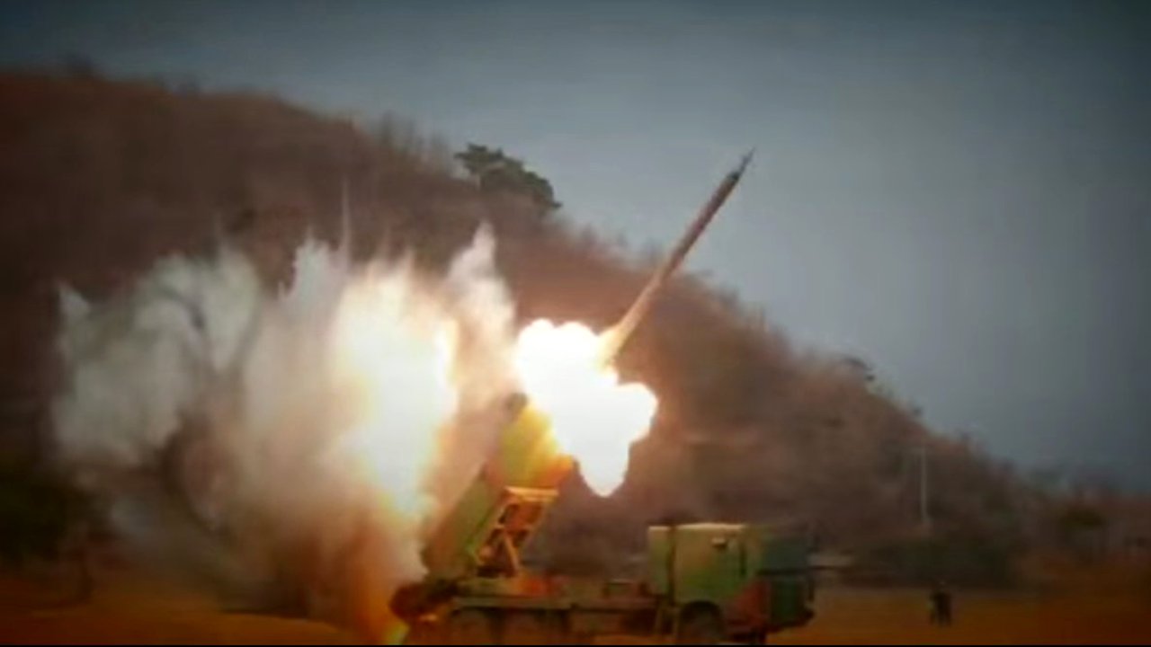 Propagandavideo Nordkoreas zeigt die Zerstörung Südkoreas. Abbildung einer Rakete aus dem Video