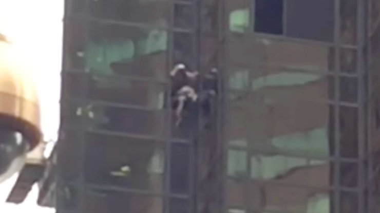 Mann klettert Trump Tower hoch