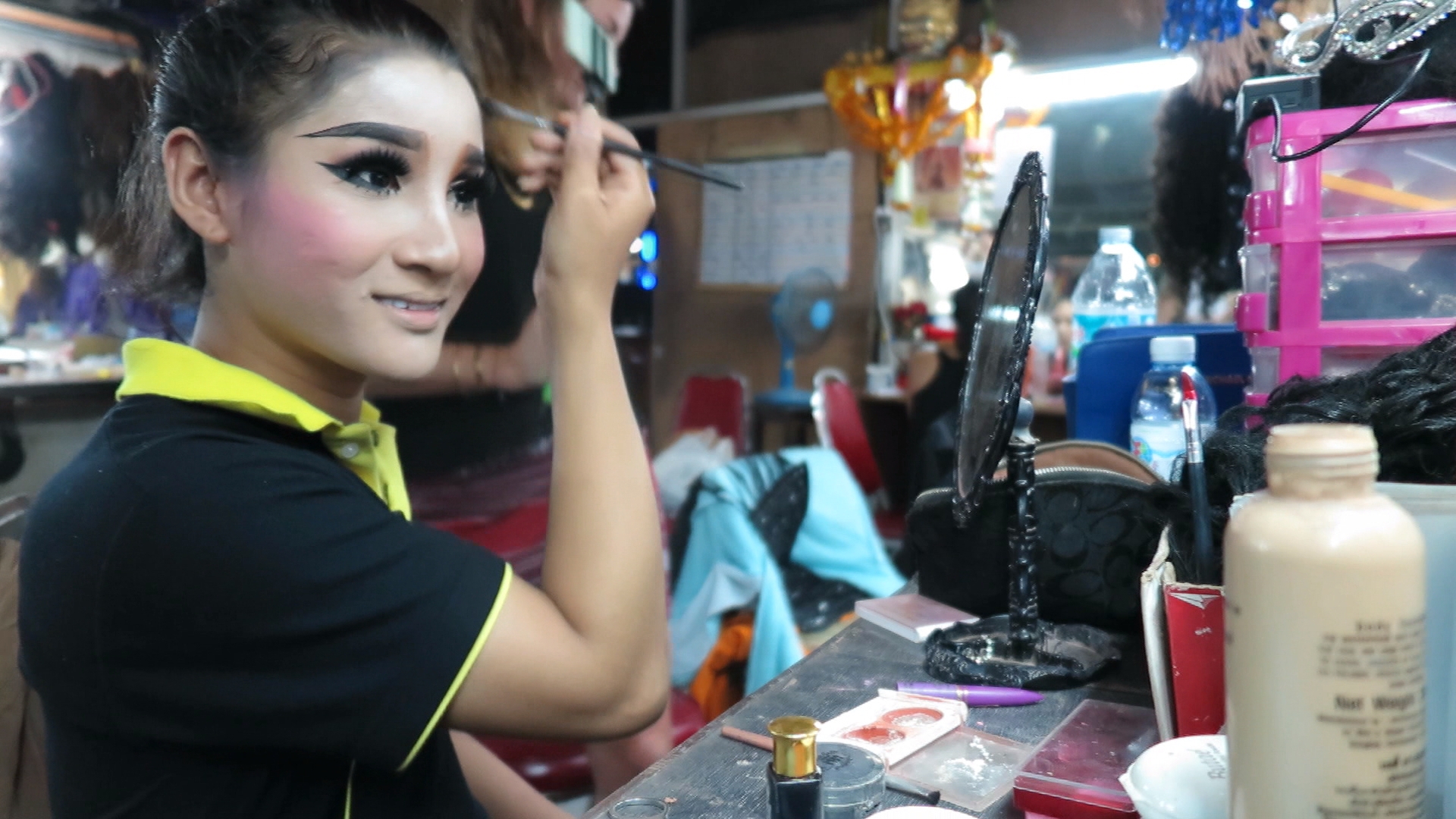 Thailand: Ladyboy schminkt sich für einen Auftritt