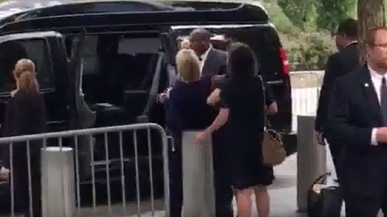Hillary Clinton verlässt die Trauerfeier früher