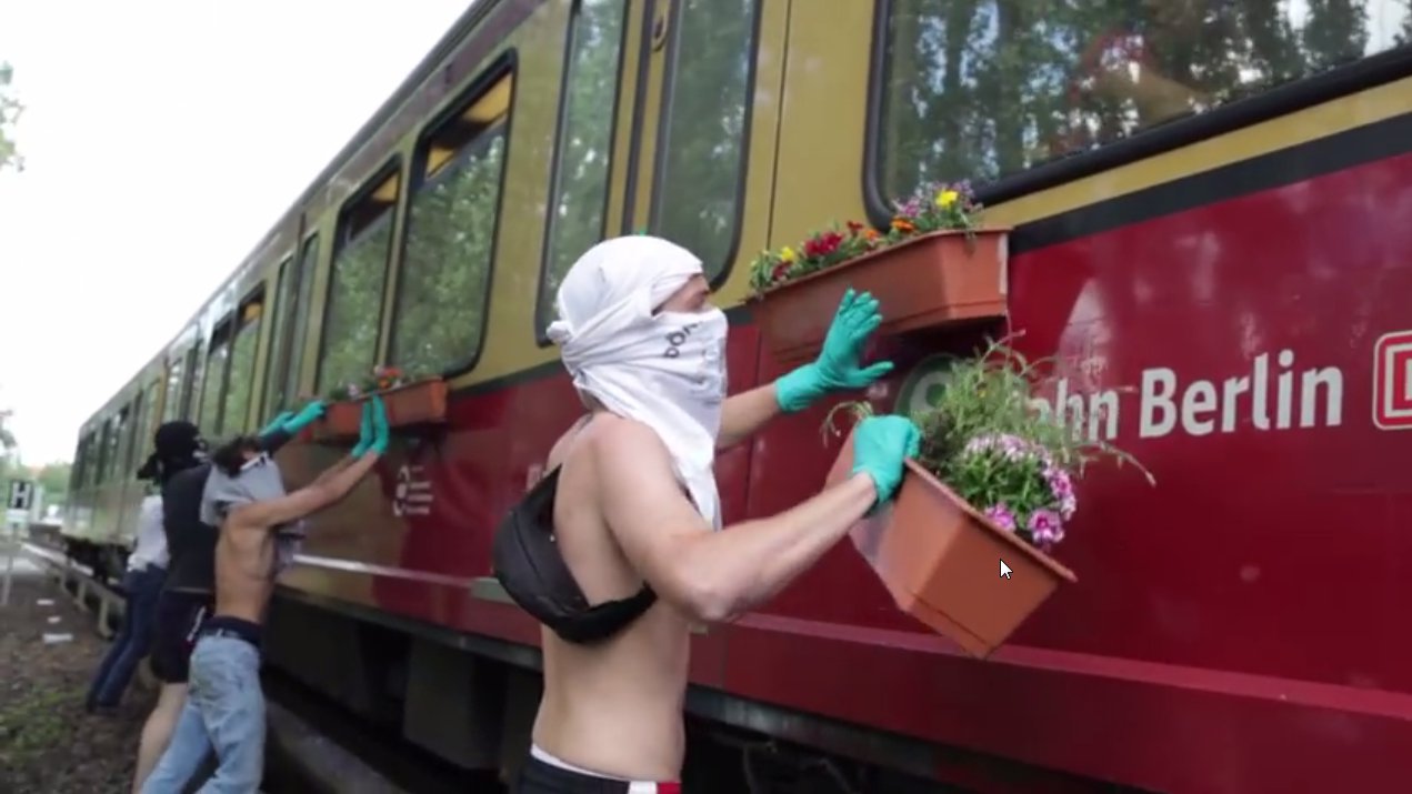 Berlin: Graffiti-Crew klebt Blumenkästen an U-Bahn