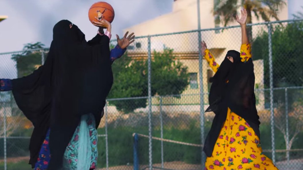 Skateboarden mit Niqab? Musikerinnen provozieren mit Videoclip