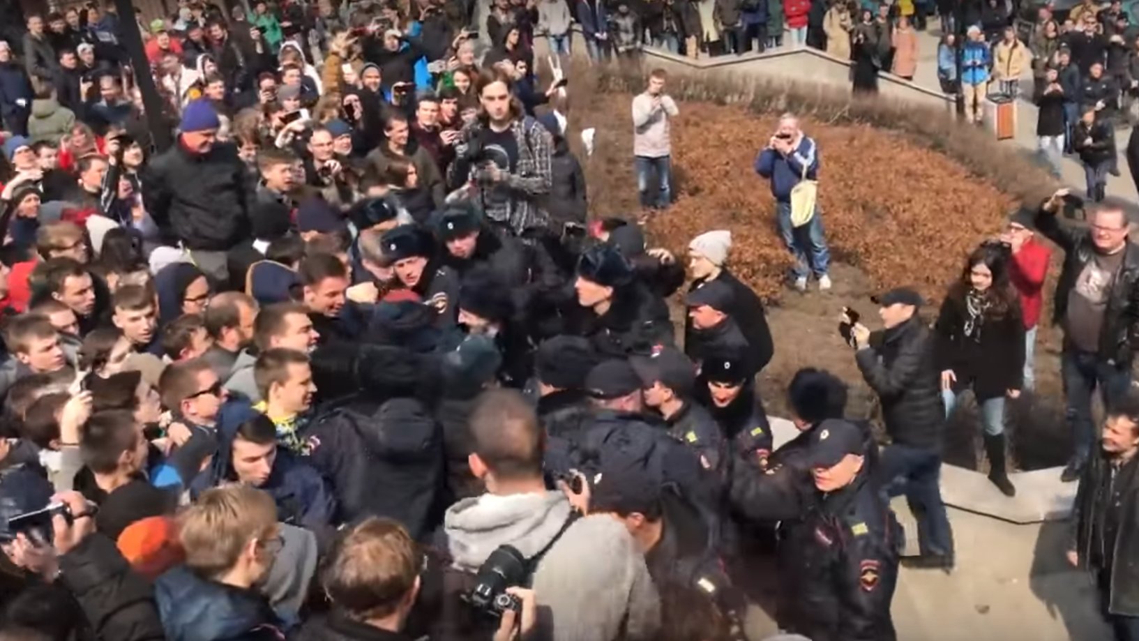 Russland: Polizisten in Wladiwostok machtlos gegen Demonstranten