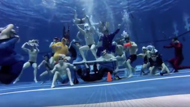 Unterwasser-Flashmob: Einfach 'mal Richtig abzappeln!