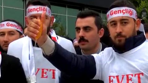 Türkei: AKP-Politiker zerquetschen in Izmit Orangen als Protest gegen die Niederlande, 2017.