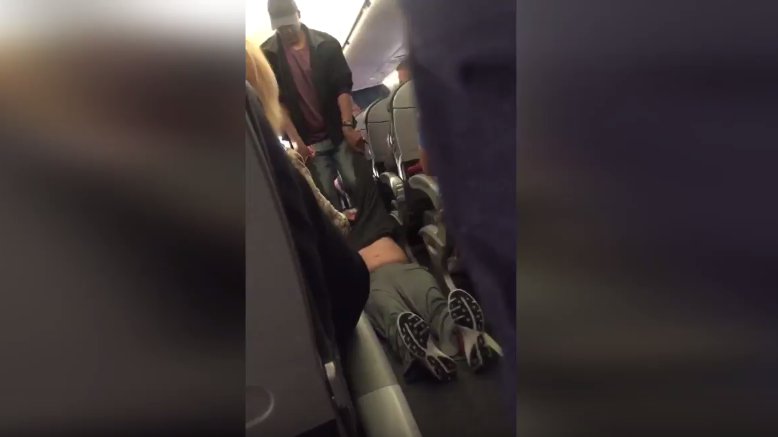 United Airlines: Fluggast wird mit Gewalt rausgeworfen