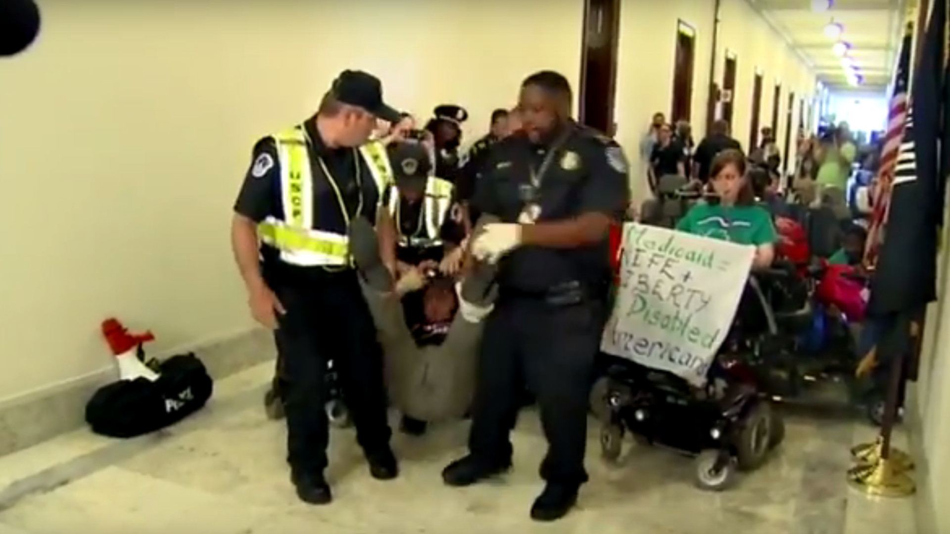 Gegen Trumps Gesundheitsreform: Menschen mit Behinderung aus Capitol entfernt