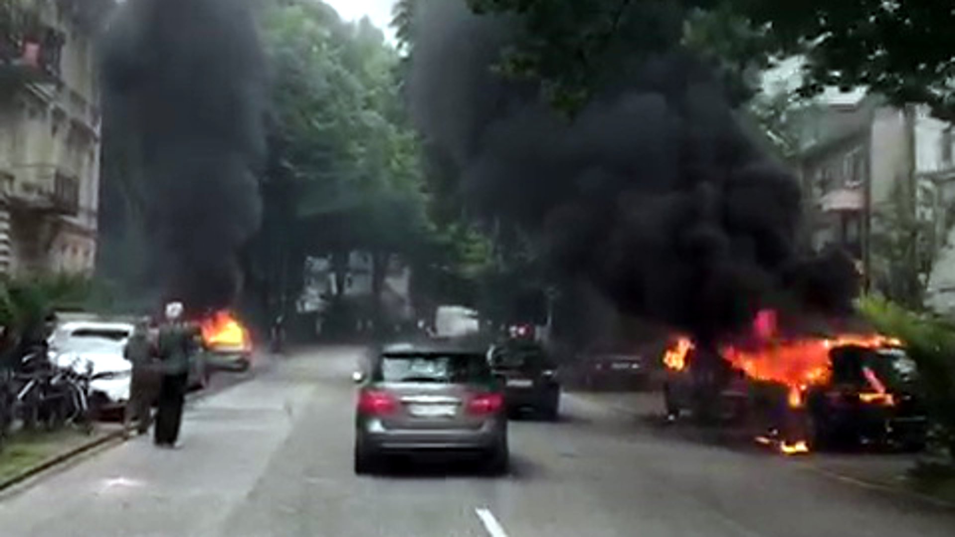 G20-Gipfel in Hamburg: Zahlreiche Autos brennen