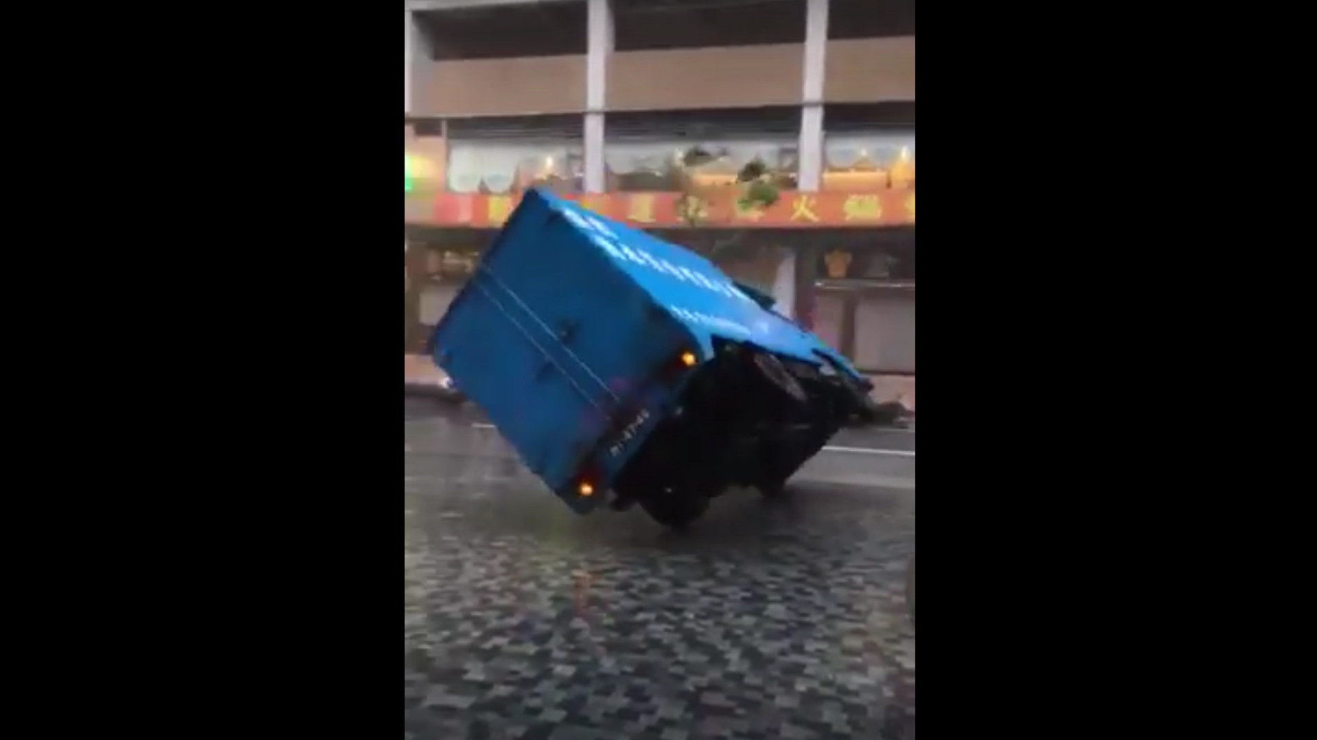 LKW fällt auf offener Straße um: Taifun "Hato" verwüstet China