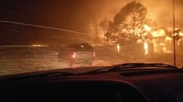 Kalifornien: Autofahrer filmt Flammen in seiner Nachbarschaft