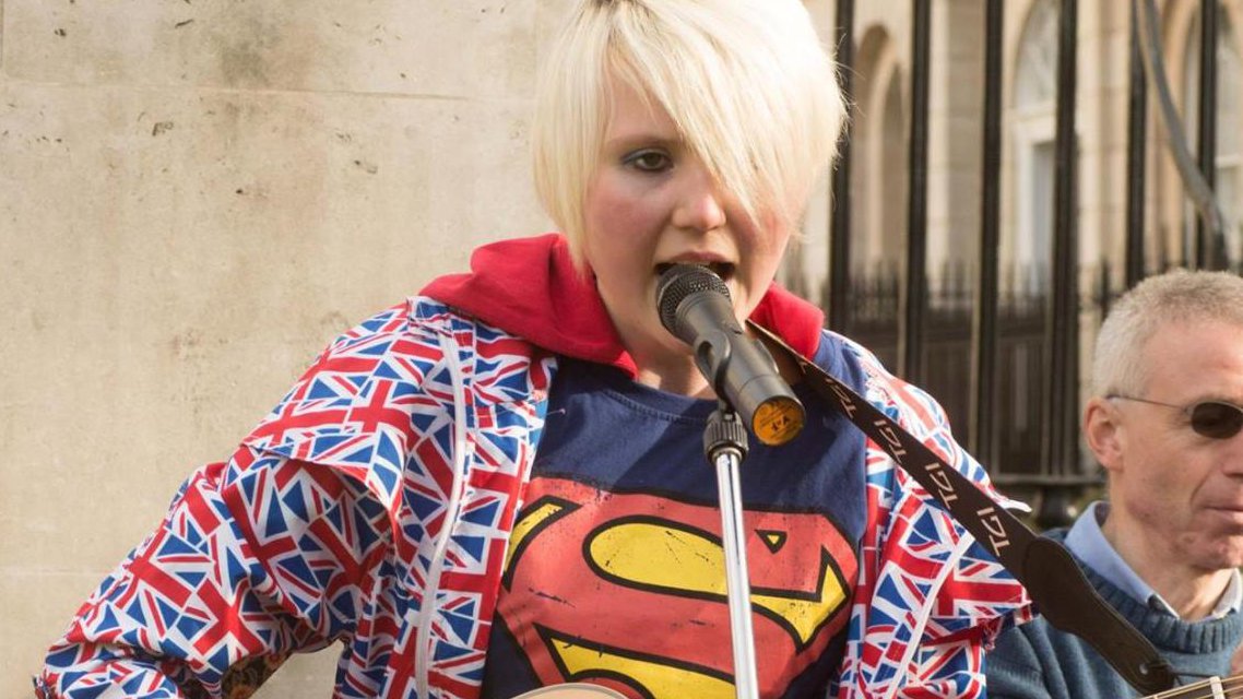 Das EU Supergirl: Mit Musik gegen den Brexit