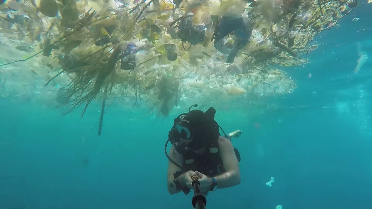 Plastik im Meer: Taucher filmt sich selbst in Sturm aus Müll